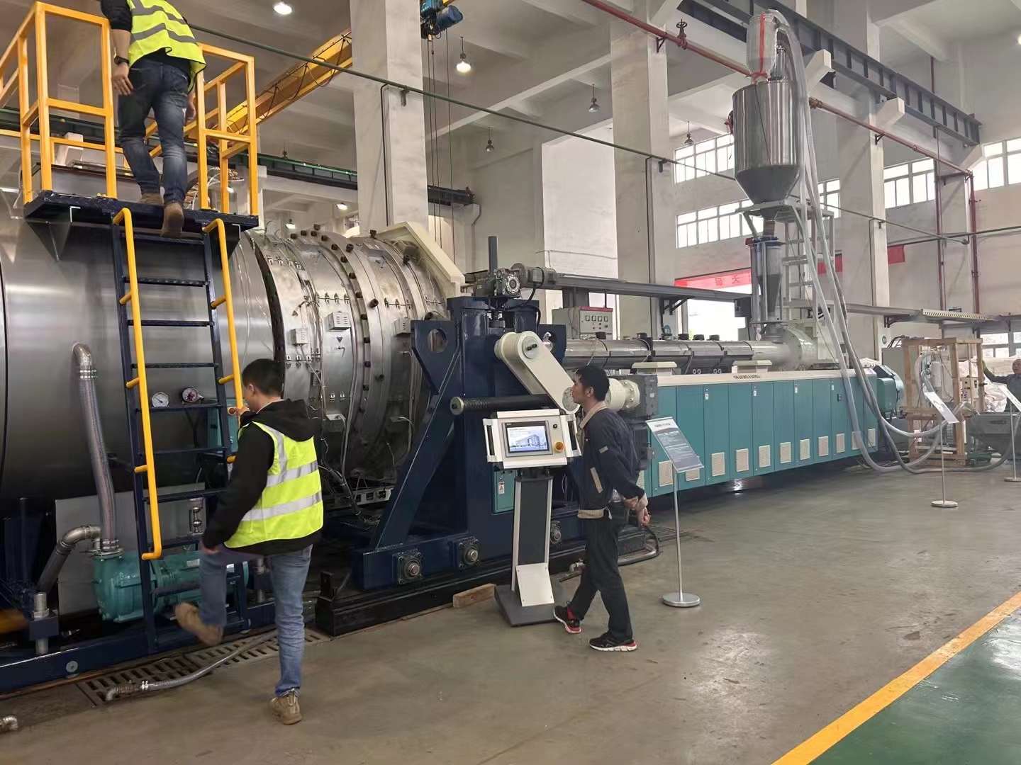 Фан Лі аналізує принцип, застосування та розробку виробничої лінії екструзії труб